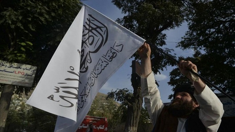 نصب پرچم و تصاویر رهبران طالبان در مزار شریف