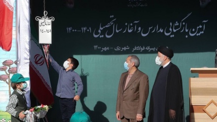 イランで新学期の鐘が鳴り響く