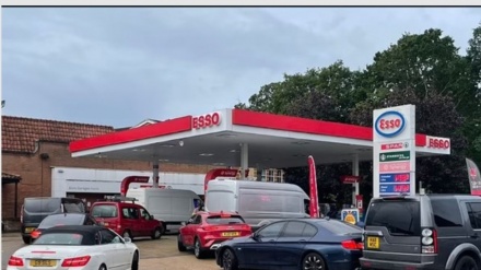 İngiltere'de akaryakıt istasyonları önünde uzun kuyruklar oluştu