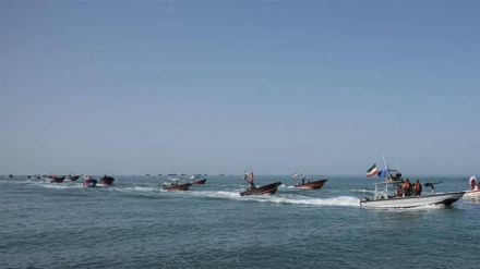 150 艘伊斯兰革命卫队海军舰艇在波斯湾举行海上阅兵式