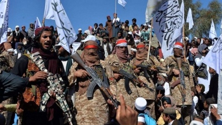 塔利班在喀布尔机场举行军事演习