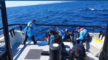 İzmir'de Türkiye kara sularına itilen 63 düzensiz göçmen kurtarıldı