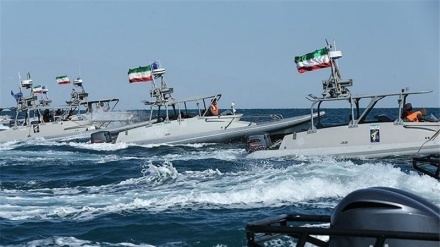 رژه دریایی ۱۵۰ شناور نیروی دریایی سپاه در خلیج فارس