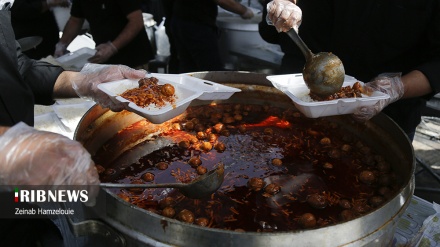 Përgatitja dhe shpërndarja e ushqimit falas në Teheran me rastin e Arbainit Husejnit