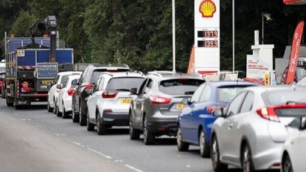 İngiltere, yakıt tedariki sorununu çözmek için askerleri hazır durumda bekletecek