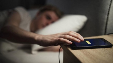 هنگام خواب، تلفن هوشمند در چه فاصله‌ای از ما باید قرار داشته باشد؟