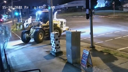 豪で重機とパトカーがカーチェイス、盗んだバイクぶら下げて逃走