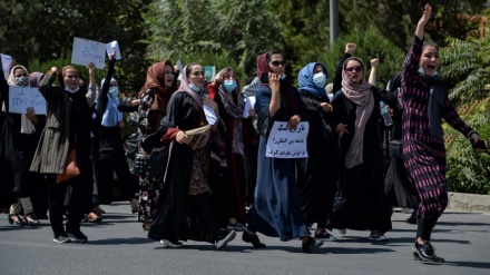 Gratë demonstrojnë në Kabul për të protestuar kundër mbylljes së shkollave të vajzave