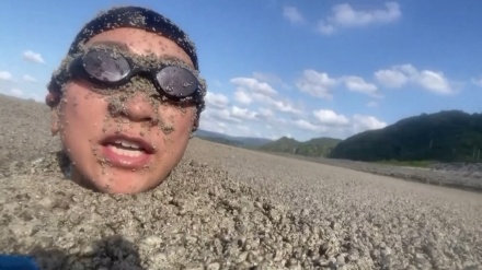 沖縄観光大使モコさんが、軽石の漂流する海から実態をレポート