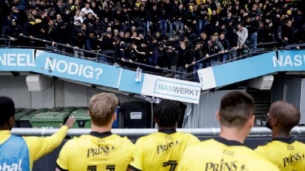 オランダのサッカースタジアム、ファンが飛び跳ねスタンドの一部崩壊　けが人なし