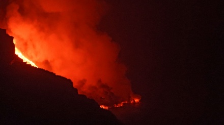 西班牙拉帕尔马岛火山熔岩流继续前进 居民被疏散