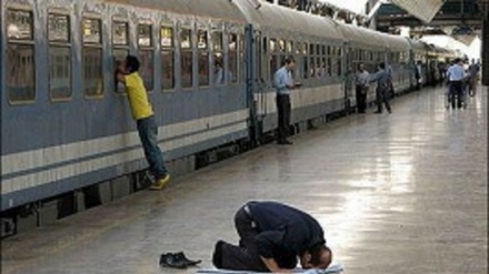 Essere in viaggio e la sua durata non è chiara: la norma relativa alla preghiera
