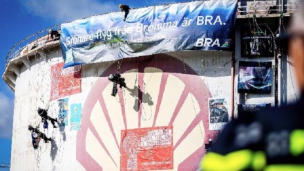 Clima: Greenpeace tenta bloccare raffineria Shell Rotterdam
