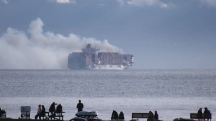 カナダ沖で、化学物質積んだ貨物船で火災により有毒ガス発生