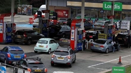 英で石油製品販売業者が、燃料危機の継続に抗議