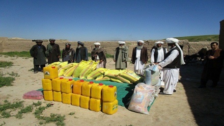 کمک طالبان به خانواده های نیازمند در بادغیس