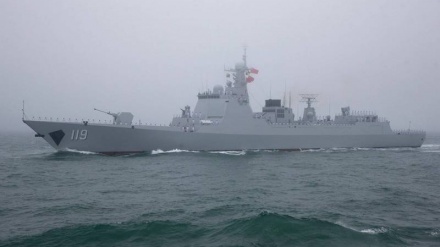 中俄海军舰艇编队航行通过日本海峡