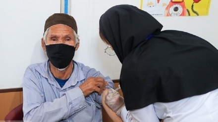 په مشهدکې افغانستانی کډوالو ته ۶۲ زره ډوزه کرونا واکسین لګیدلي دي 