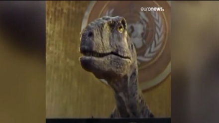 जब संयुक्त राष्ट्र संघ के कार्यालय में घुसा डायनासोर, चारो तरफ़ अफ़रा तफ़री...वीडियो