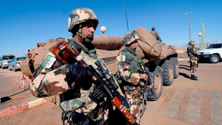 Algeria sospende relazioni militari con Francia
