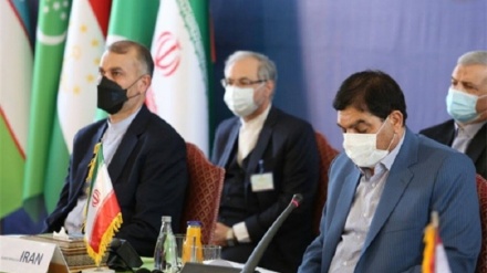 アフガン近隣諸国会合の参加者らが演説