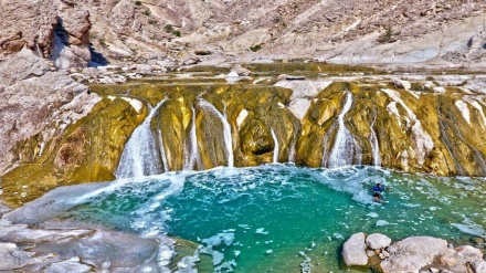 イラン南部のスィアーフ・コシュ温泉