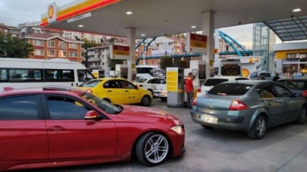 トルコで、燃料価格の高騰を前に、各ガソリンスタンドに市民らが殺到