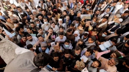 هجوم صدها نفر به اداره گذرنامه کابل