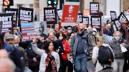 Demonstranten fordern Befreiung von Julian Assange vor der bevorstehenden Auslieferungsverhandlung