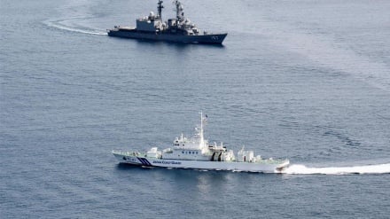 日本の海保と米沿岸警備隊が、横須賀港で不審船を想定した共同訓練を実施