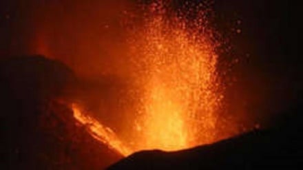 Vulcano alle Canarie, la lava continua la sua marcia