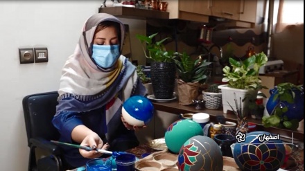 Melukis Telur Burung Unta, Hobi  yang Menghasilkan Uang