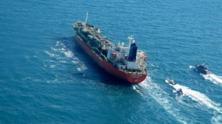 伊朗海军在亚丁湾击退袭击伊朗油轮的五艘海盗船