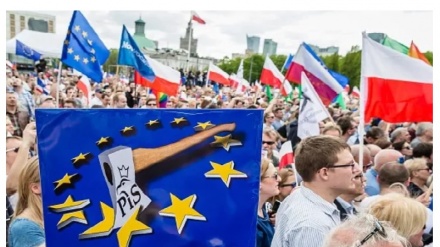 Polonia sfida Ue, domenica in piazza contro Polexit