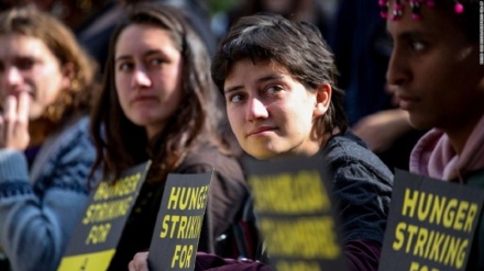 米ホワイトハウス前で、気候変動対策求め若者らがハンスト実施