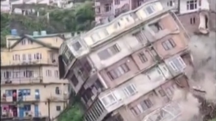 インドで、大雨の影響による土砂災害で8階建てビルが崩落