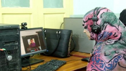 دختران محروم از تحصیل افغانستان به آموزش های آن‌لاین روی آورده اند
