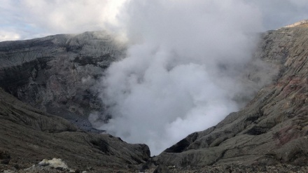 気象庁、「引き続き火口の2km圏内では噴石や火砕流に警戒を」