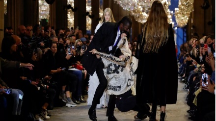  Louis Vuitton, la protesta ambientalista irrompe alla sfilata