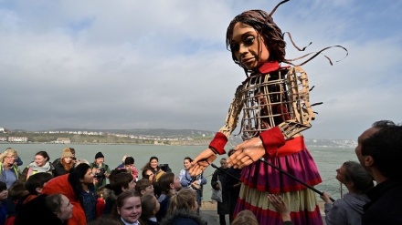 シリア難民少女の操り人形が、仏から英に到着