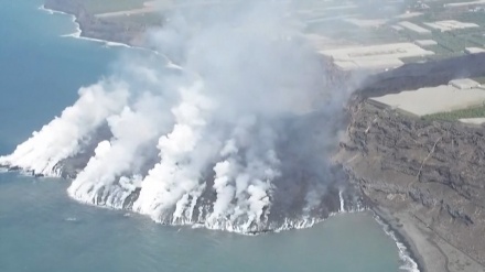 カナリア諸島の火山噴火による海面覆う溶岩、1日で面積が倍増