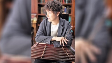 日本人若手奏者が、イランの伝統楽器サントゥールを演奏