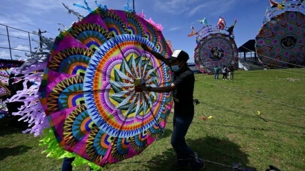 中米グアテマラで、万聖節を祝い大型たこが空を彩る