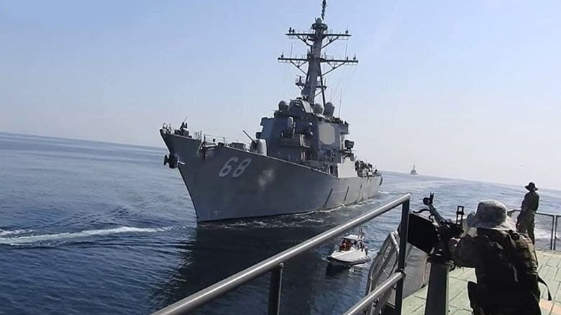 anggota IRGC membidik kapal perang AS