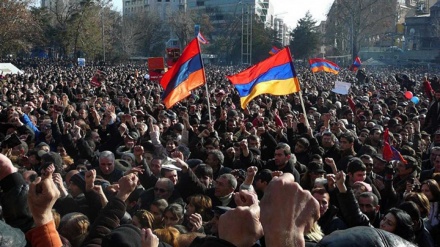 Սրանց վռնդելու ենք կամ բարիկադներով, կամ ընտրություններով. այդ բարիկադներում ես ձեր կողքին կանգնած եմ լինելու. Քոչարյան