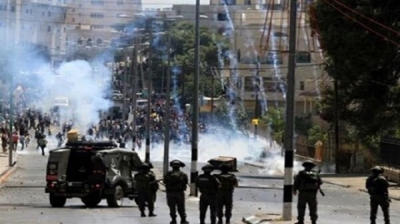 West Bank, militari sionisti attaccano i palestinesi: decine di feriti 