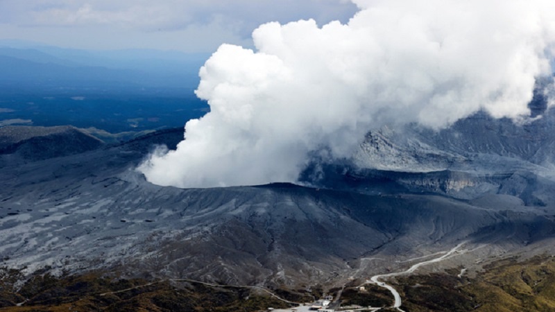 阿蘇山の噴火警戒レベルが3から2に引き下げへ