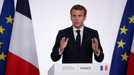 Macron a changé le bleu du drapeau français