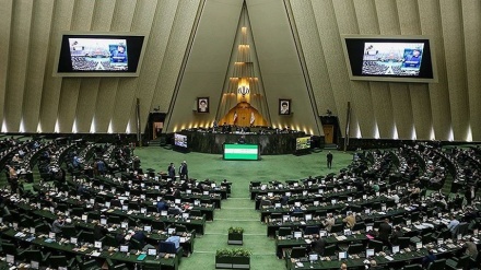 伊朗议员赞赏伊斯兰革命卫队海军的行动