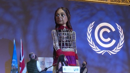 シリア難民少女を模した人形が、ＣＯＰ２６開催地に到着